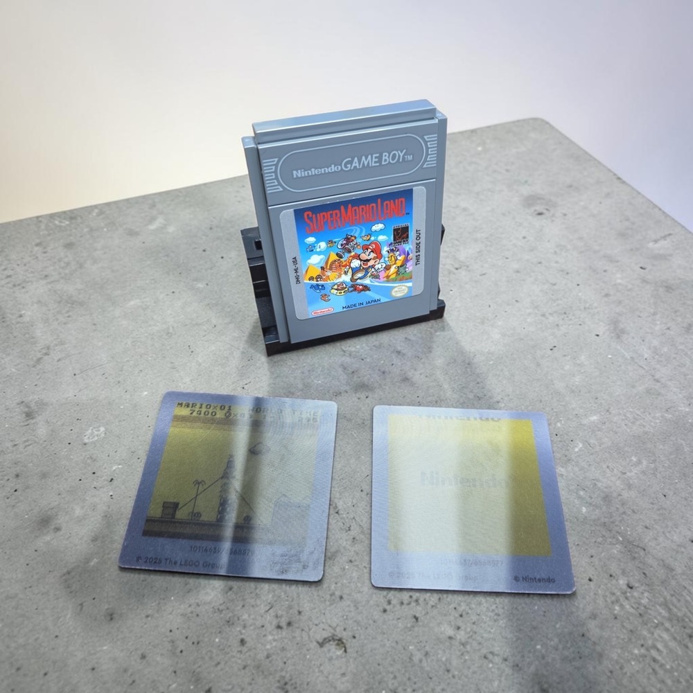 Lego set 72046 Super Mario Land Lego cartridge, stand and holographic slides